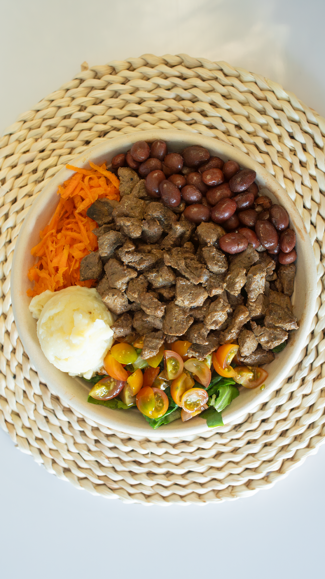Bowl proteico con proteína, patacón y huevo en TROPICO