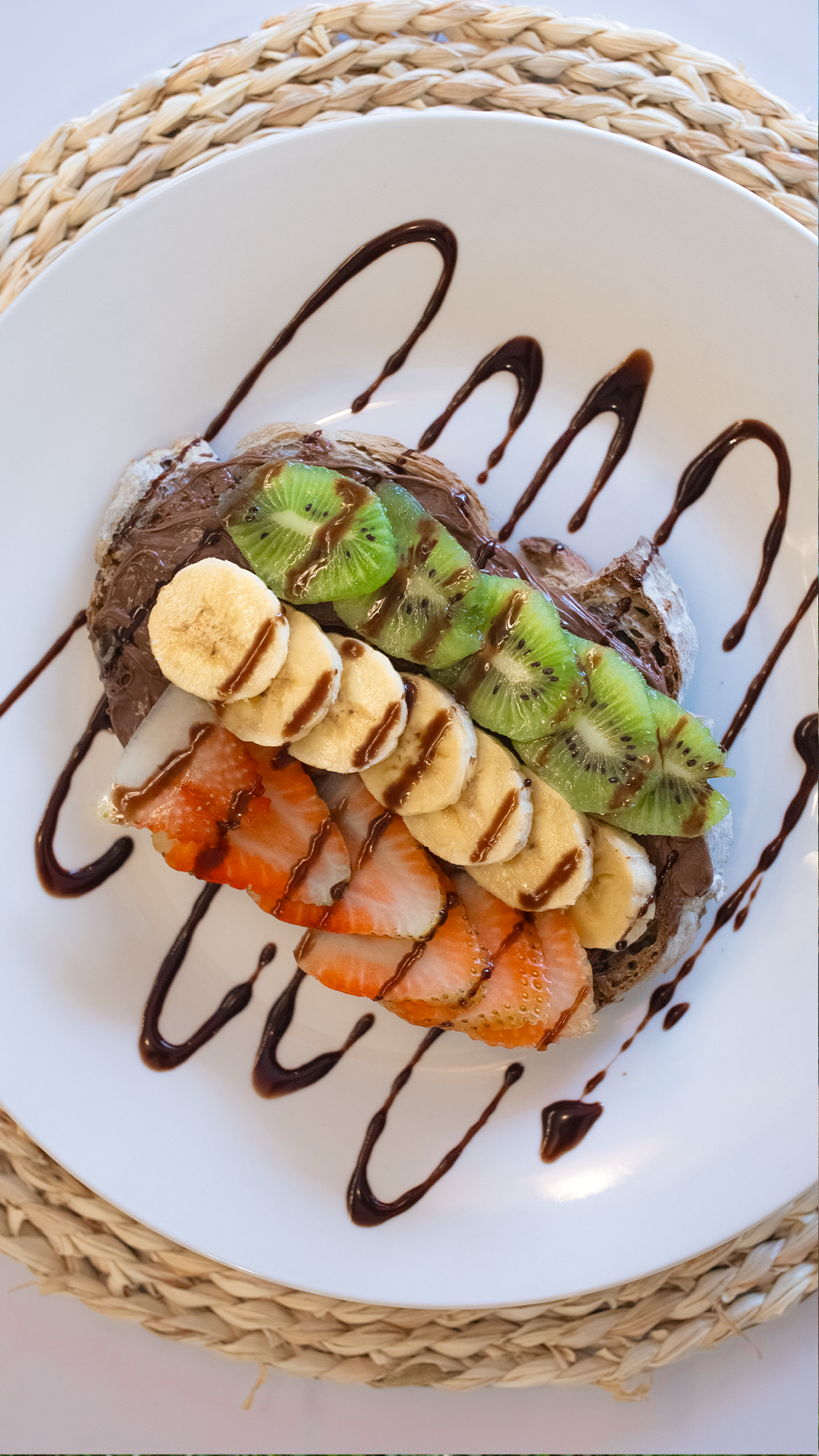 Bowl de açaí artístico con kiwi, banana y frutos rojos en TROPICO