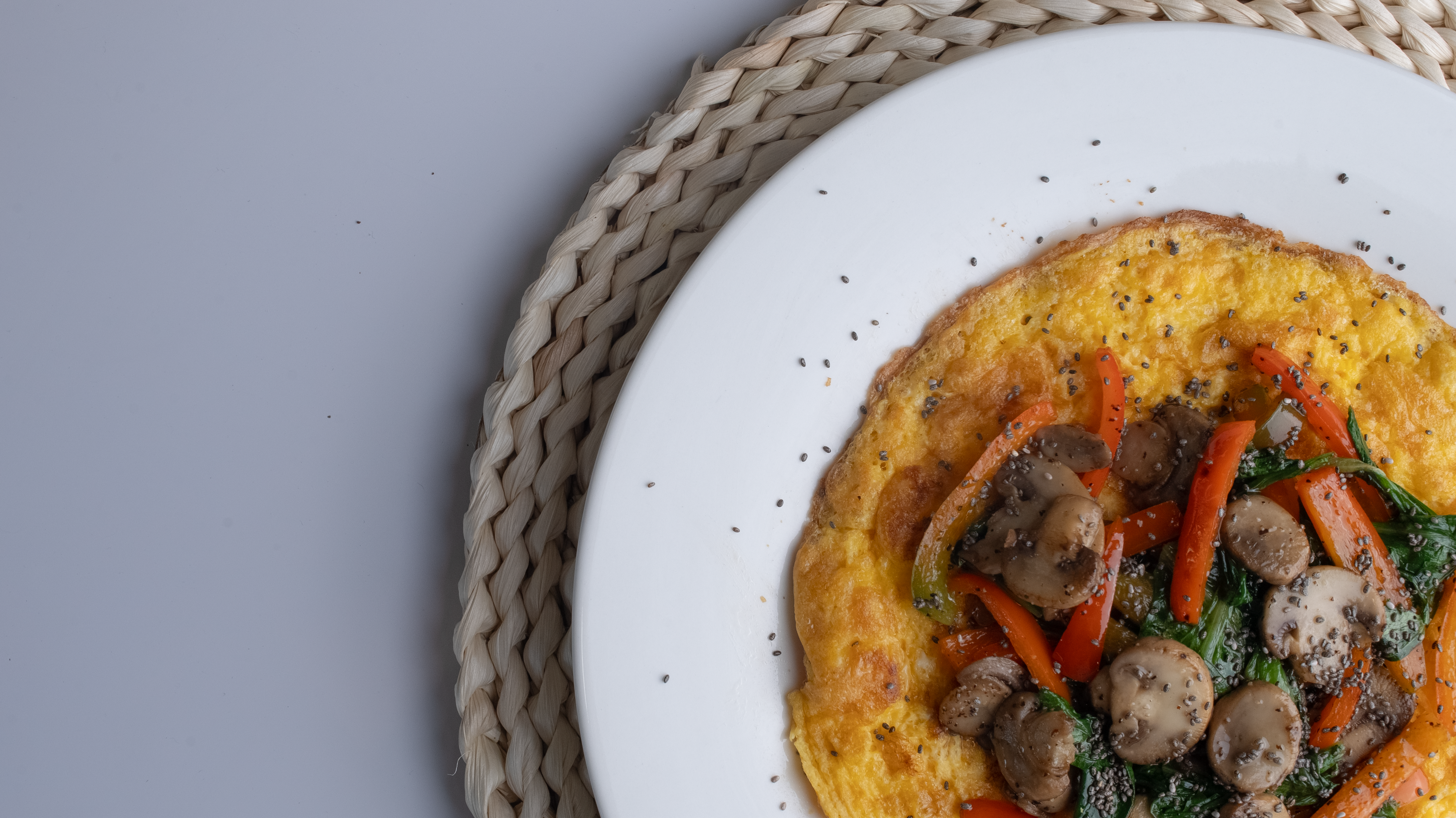 Dos preparaciones de huevo con tostada y vegetales en TROPICO