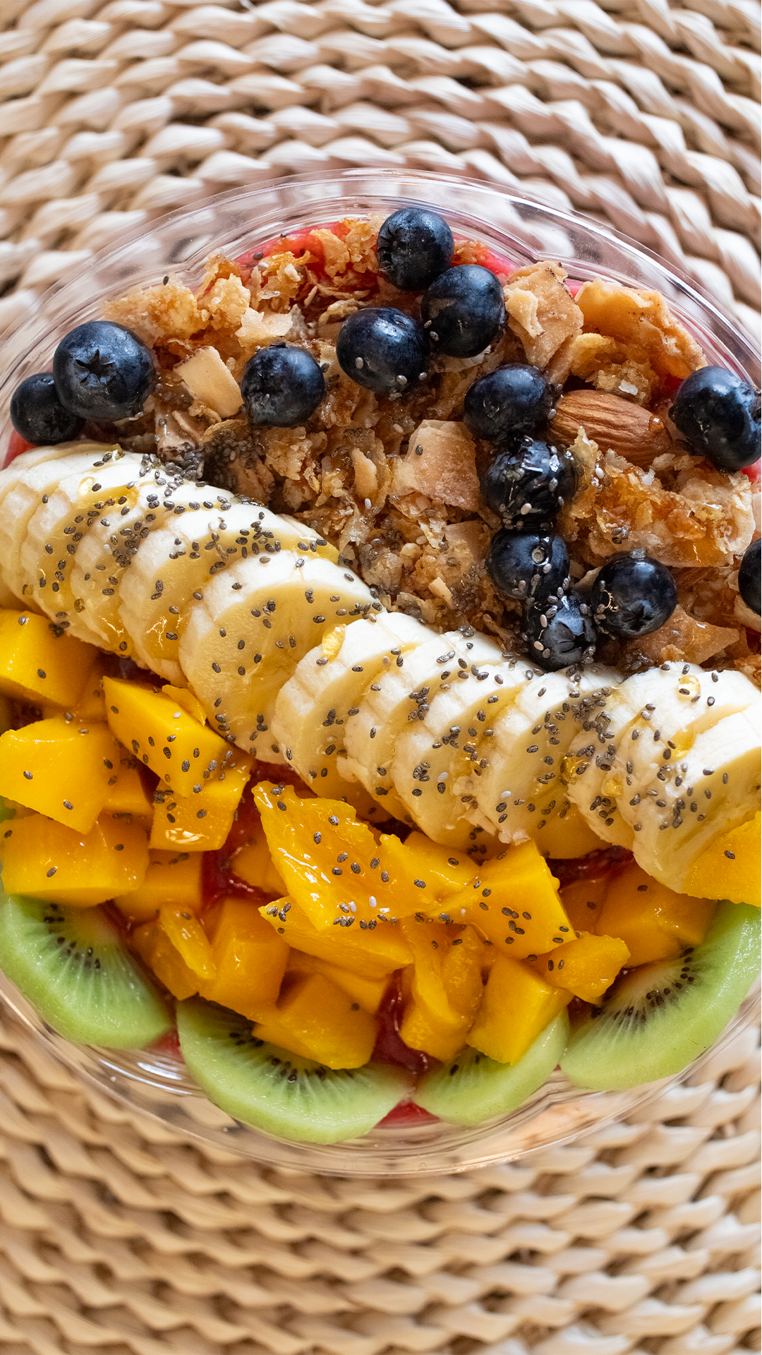 Granola con frutos rojos y mango fresco en TROPICO