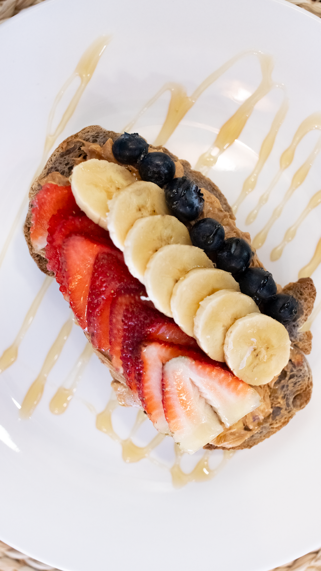 Tostada con fresas, arándanos y banana fresca