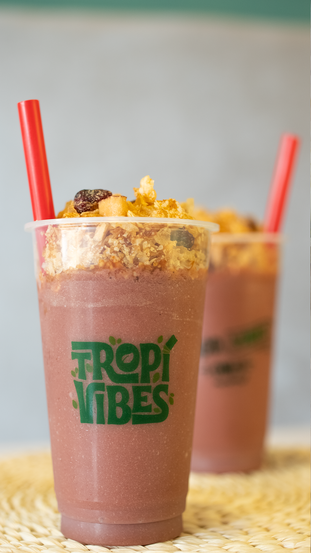 Smoothie de maní y chocolate con granola en TROPICO