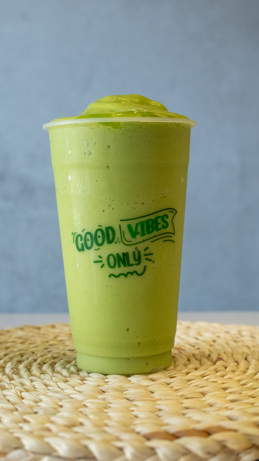 Smoothie verde energizante en vaso TROPICO Good Vibes Only