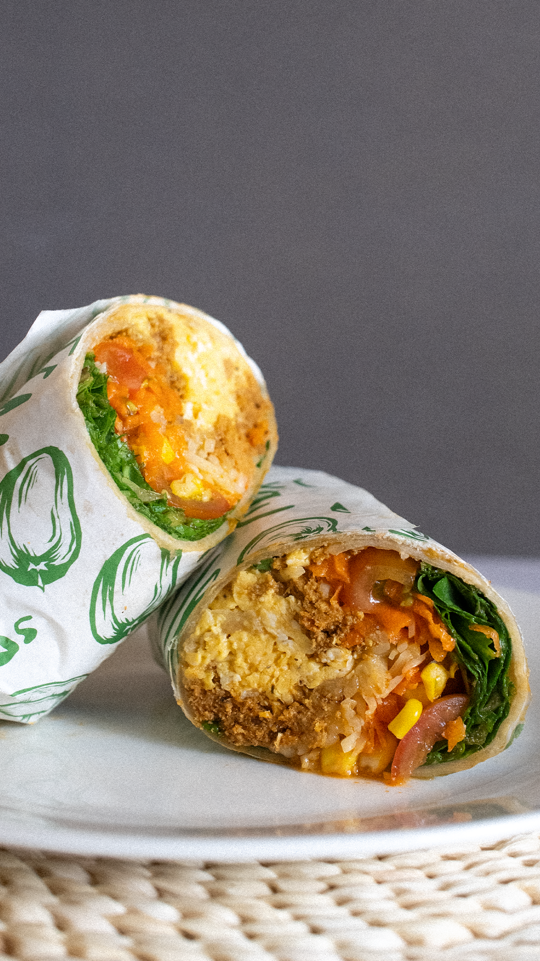 Closeup de wrap con huevo, vegetales y proteína en TROPICO